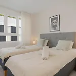 Luxury 3 Bedroom With Terrace, Pool & Gym *