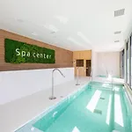 Luxury 3 Bedroom With Terrace, Pool & Gym *