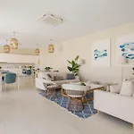 Luxury 3 Bedroom With Terrace, Pool & Gym Apartmán