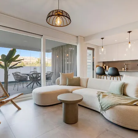 Luxury 3 Bedroom With Terrace, Pool & Gym Apartmán